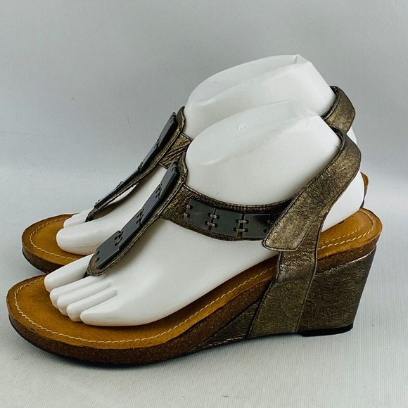 Womens 9M Me Too Kaylen Wedge Sandals Metallic‎ Gold Leather Cork Soles 3" Heels - Picture 4 of 10